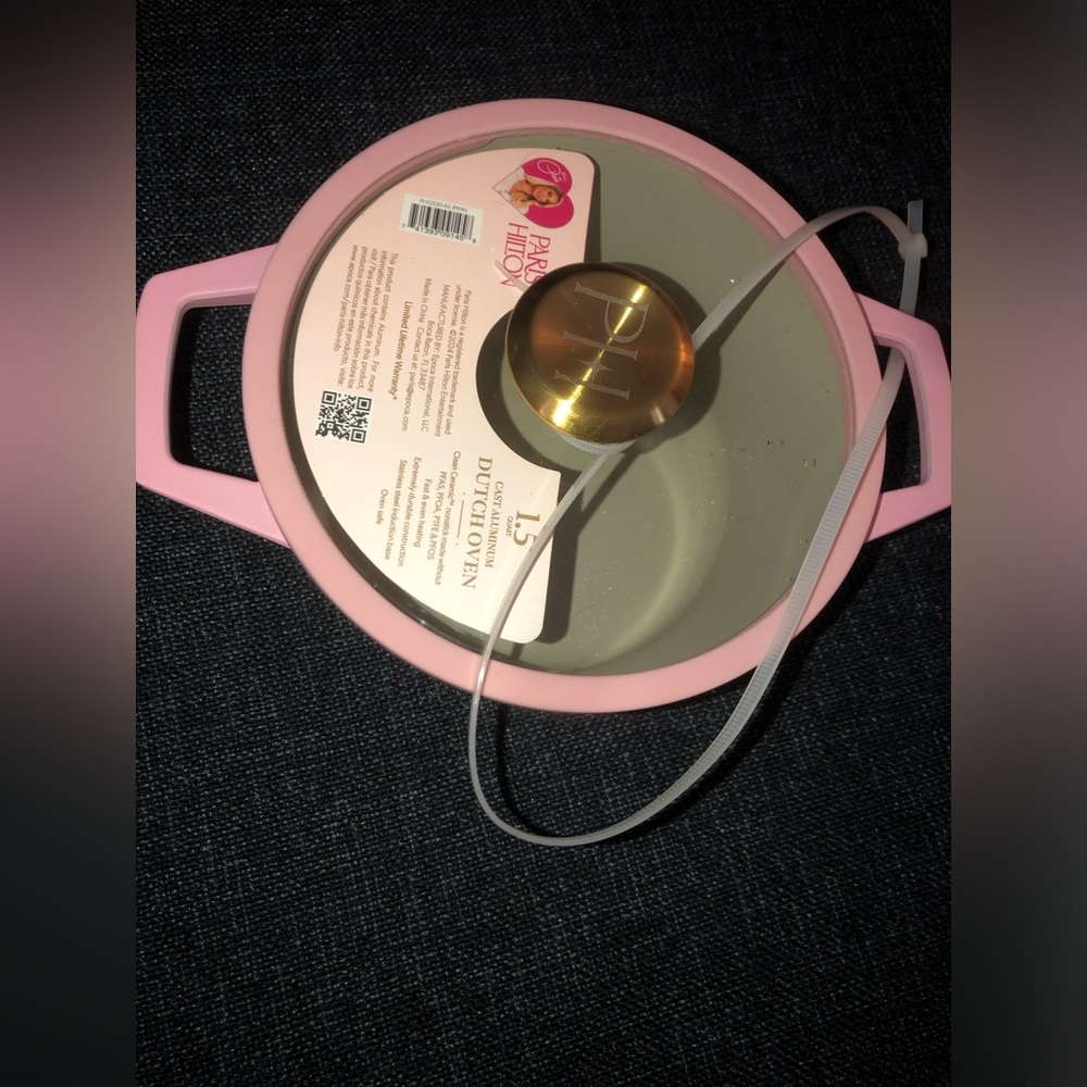 ❌ Paris Hilton Pink 1.5 Dutch Oven
